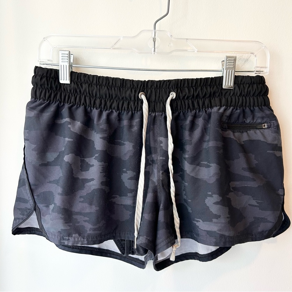 Vuori Clementine Shorts Black Camo Size Medium